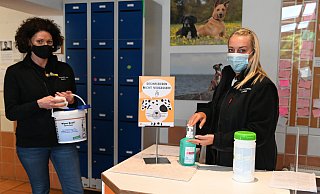 Auch die Telefonzentrale bzw. der Empfang im Tierheim ist mit Spuckschutz gesichert. Mitarbeiterin Claudia Ostheider (rechts) und Tierheimleiterin Anja Langer achten darauf, dass alles gut infiziert ist. Zudem steht Handdesinfektion bereit. - Tierheim Bielefeld