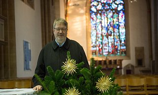 Johannes Beer in der Münsterkirche, wo am Heiligabend kein Gottesdienst stattfinden wird. Wie viele evangelische Kirchen wird das Gotteshaus aber den Menschen offenstehen. - Ralf Bittner