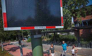 Mit Lachen reagiert der Tacho auf Tempo 28. Alexandra Seifert-Barz, Bernd Küffner und Bärbel Mörchen freut es. - Sarah Jonek