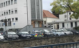 Die Polizei zeigt vor der Paderborner Synagoge Präsenz. - Marc Schröder
