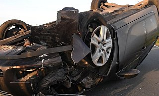 Der Wagen schleuderte erst gegen eine Betonwand, dann quer über die A2, schließlich überschlug sich das Fahrzeug. - Symbolfoto: Andreas Eickhoff