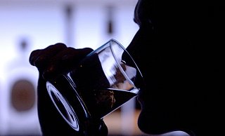 Für gewöhnlich trinkt man Gin gemischt - etwa mit Tonic Water. Der 26-Jährige gönnte sich das Trend-Getränk in einem Herforder Supermarkt allerdings pur und direkt aus der Flasche aus dem Regal. - picture alliance / dpa