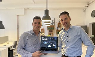 Jonas Fröhleke (l., 32) und Georg Vogelhuber haben sich im Coworking-Space an der Hauptstraße in Verl kennengelernt. - 42grad