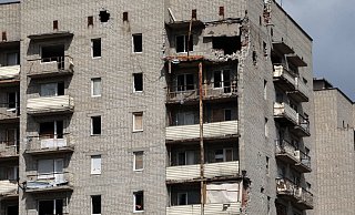 Ein Wohngebäude zeigt deutliche Schäden in der Stadt Awdijiwka im pro-russischen Separatistengebiet der Region Donezk in der Ostukraine. - Foto: -/Ukrinform/dpa
