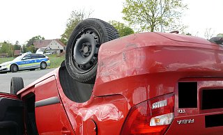 Der Skoda landete durch den Aufprallswucht auf dem Dach. Foto: Polizei Minden-Lübbecke - Polizei Minden Lübbecke