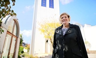 Irith Michelsohn, Vorsitzende der Jüdischen Gemeinde, steht vor der Synagoge Beit Tikwa in Bielefeld. Sie kritisiert die Justiz scharf für ihr jüngstes Urteil. - Sarah Jonek