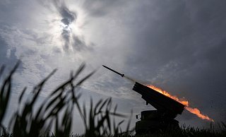 Eine ukrainische MSLR BM-21 «Grad» feuert auf russische Stellungen an der Frontlinie. - Evgeniy Maloletka/AP/dpa