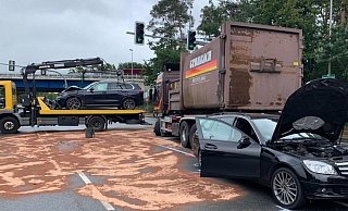 Zwei Autos und ein Lastwagen waren an der Kollision beteiligt. Rund um den Südring kommt es zu Stau. - Barbara Franke