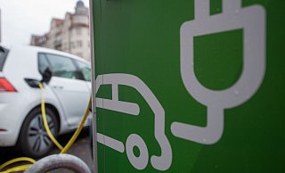 Der Anteil von E-Autos an den Neuzulassungen wird in diesem Jahr laut Experten sinken. - Hendrik Schmidt/dpa
