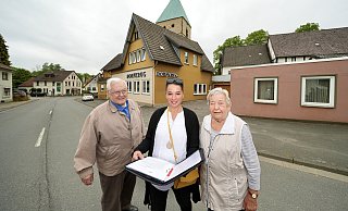 Marianne (86) und Paul (87) Gaydan finden das Konzept, das Nadja Relin (Mitte) jetzt für den Dorfkrug ausgearbeitet hat, richtig gut. - Peter Unger