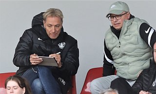 Auf der Tribüne des Herforder Jahn-Stadions: Lohes gesperrter Trainer Rene Müller. - Egon Bieber