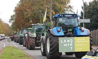 Die Räder rollen: Die jungen Landwirte fuhren auch durch Lübbecke, um auf ihre Situation aufmerksam zu machen. - Ingrun Waschneck