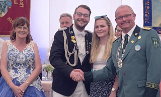 Das Königspaar Karin und Dietmar Haneke gratuliert Jan Hachmeier und seiner Freundin Simone Köring (Mitte) zur Regentschaft in Vörden im kommenden Jahr. - Schützen Vörden