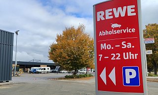 Den Abholservice bewirbt Rewe am neuen Markt in Brakel prominent. - Moritz Räker