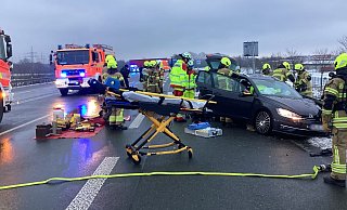 Zwei Autos waren an dem Verkehrsunfall auf der B1 in Paderborn beteiligt. - Feuerwehr Paderborn