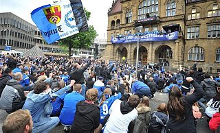 Beim Aufstieg vor zehn Jahren herrschte rund um das Bielefelder Rathaus Partystimmung. Im Falle eines Sieges im Pokalfinale könnten die Arminen hier wieder vom Balkon jubeln. - Andreas Frücht