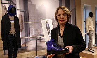Stella Ahlers präsentiert einen Schuh aus der neuen Kollektion, deren Farbe an dem Yves-Klein-Blau angelehnt sind. - Lena Kley