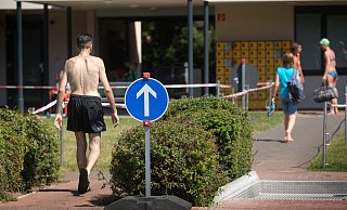 Fast 2.000 Besucher waren am Samstag im Gütersloher Nordbad. Wegen Corona sind die Besucherzahlen begrenzt. Darum mussten einige lange warten. - Andreas Frücht
