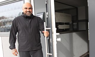 Hat der Tennishalle in Eickum neues Leben eingehaucht: Gökhan Cesme ist Geschäftsführer im Ballwerk Eickum. - Björn Kenter