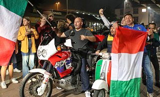 Stilecht auf Motorrad und Vespa zum Feier in die Innenstadt. - Yvonne Gottschlich