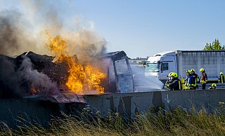 Feuerwehrleute löschen einen brennenden LKW, der nach einem technischen Defekt auf der A2 in Brand geraten ist. - Stefan Simonsen/dpa