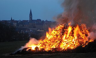 Das Osterfeuer lodert 2019 auf einer Anhöhe am Volkmarser Weg. - Hubert Roesel