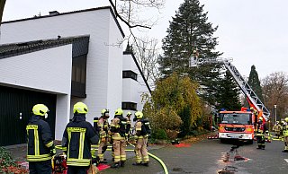 Rund 40 Kräfte der Paderborner Feuerwehr rückten zu einem Saunabrand im Keller eines Wohnhaus am Deipenweg aus. - Ralph Meyer