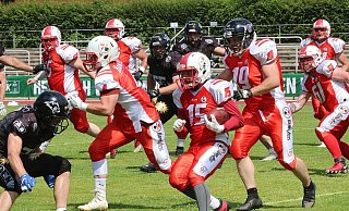 Die Minden Wolves sind der erste American-Football-Verein im Kreis. Für die Schulen im Kreisgebiet bietet Carsten Schulte aber die kontaktlose Variante Flag Football an. Dabei tragen die Spieler weder Helm noch Schulterpolster - eben weil Körperkontakt untersagt ist. - Thomas Kühlmann