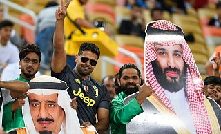 Saudische Fußballfans finden die Sport-Strategie des Königreichs um Kronprinz Mohammed bin Salman (auf dem rechten Plakat) gut. - ---/AP/dpa