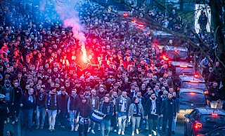 Die Arminia-Fans sind vor dem DFB-Pokalspiel noch gesammelt auf der Stapenhorststraße unterwegs. - NW