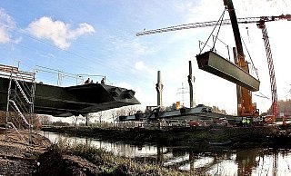 Die Stahlkonstruktion der Werrebrücke setzt sich aus 65 Teilen zusammen. Die letzten vier Teile, die die Brückenteile in Dehme und Rehme miteinander verbinden, wurden gestern mit Hilfe eines Autokrans eingepasst. - FOTO: NICOLE BLIESENER