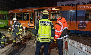 Die Feuerwehr nutzte Hydraulikheber, um das schwere Fahrzeug nach dem Unfall wieder auf die Gleise zu bekommen. - Christian Mathiesen