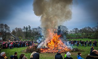 Für die Osterfeuer 2024 im Kreis Gütersloh gelten strikte Regeln: Nur bestimmte Dinge dürfen verbrannt werden. - Sarah Jonek