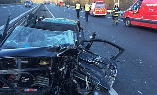 Der Geisterfahrer war in einem Audi unterwegs und wurde bei dem Zusammenprall genauso lebensgefährlich verletzt wie der Fahrer des entgegekommenden Autos (im Hintergrund zu erkennen). - Marc Köppelmann