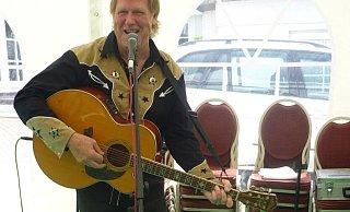 Überraschungsgast: Gunter Gabriel sang bei Hans-Werner Stranghöners 65. Geburtstag am Hotel Waldesrand. - Foto: Horst Gamon