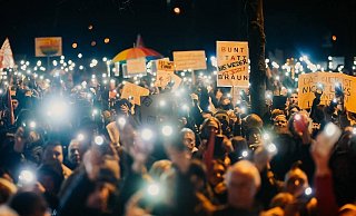 "Bunt statt Braun" und "Nie wieder ist jetzt!" steht auf einem Plakat, das bei einer Demo im Januar 2024 in Paderborn in der Menschenmenge in die Höhe gehalten wird. - picture alliance