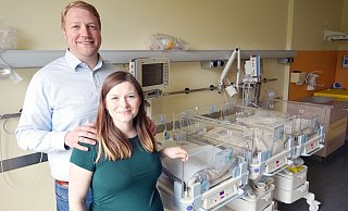 Mutter Kim Ohsiek und Vater Mathias Ohsiek an den Kinderbettchen ihrer Drillinge im Universitätsklinikum Minden. Nach dem ersten überwältigenden Schreck empfinden sie jetzt nur noch unendliche Dankbarkeit für ihre drei gesunden Kinder und ihre zweijährige Tochter Lena. - MKK