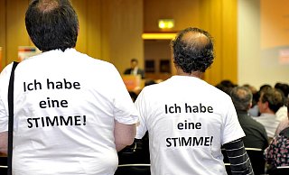 Teilnehmer einer Diskussionsrunde zur Integrationspolitik tragen T-Shirts mit der Botschaft "Ich habe eine Stimme". - SANDRA SANCHEZ
