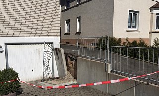 Die Spuren eines Unfalls, bei dem ein Wagen gegen eine Mauer geprallt ist, sind an der Diebrocker Straße zu sehen. ⋌Foto: Römer