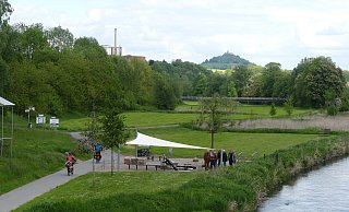 Der Blick schweift von der Diemelbrücke in der Altstadt über den neu beschatteten Wasserspielplatz hinauf zur ehemaligen Zuckerfabrik zum Desenberg. - Hubert Rösel