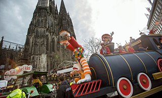 Karneval in Köln (Archiv). Ein «normaler Rosenmontagszug mit Hunderttausenden von Zuschauern» wird 2022 voraussichtlich nicht möglich sein. - Foto: Maja Hitij/dpa