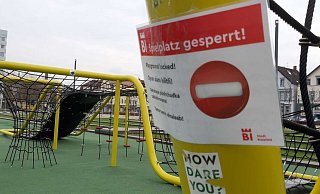 Obwohl die Spiel- und Fitnesszonen am Kesselbrink gesperrt sind, gibt es den ganz Tag über Grüppchenbildungen und Corona-Partys auf dem Platz. - Heimo Stefula