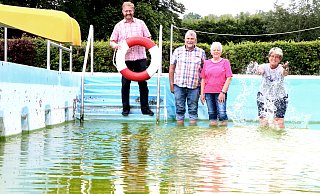 Ein letztes Mal plantschten Sieghart Kröger (v. l.), Ulrich Hein, Kornelia Hein und Vera Kuhlhoff im Bürgerbad in Lenzinghausen. Der FBI-Vorsitzende sorgt mit seinen Bemühungen aktuell auch für einen finanziellen Rettungsring. - Andreas Sundermeier