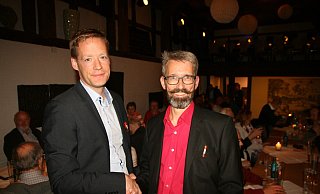 CDU-Gemeindeverbandsvorsitzender Detlef Born (r.) gratuliert Matthias Möllers zur erfolgreichen Wahl. - Andreas Götte