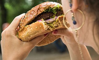 Burger statt Obst: 84 Prozent der Befragten sind der Ansicht, dass gesunde Lebensmittel an öffentlichen Plätzen schwerer zu finden sind als ungesunde Produkte. - Christin Klose/dpa-tmn