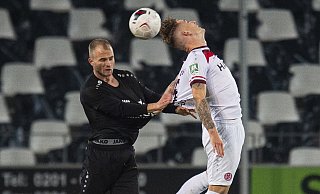 Zweikampf im Spiel von RW Essen gegen den SV Rödinghausen. - Noah Wedel