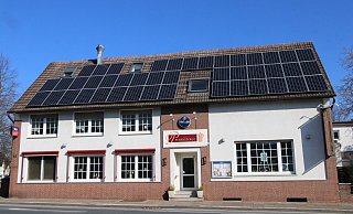 Eine Photovoltaik-Anlage auf dem Dach alleine reicht für die begehrte Auszeichnung nicht aus. Der Pfennigskrug an der Engerstraße kann sein Umweltengagement aber an vielen Stellen nachweisen. - Claus Frickemeier