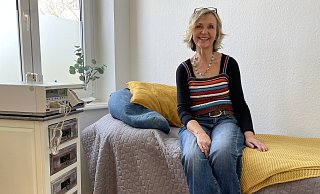 Erika Bänsch hat ihre Berufung gefunden. In ihrer Hebammenpraxis am Lukas-Krankenhaus behandelt sie werdende Mütter und unterstützt sie bei Fragen und Problemen. - Shannon-Lee Bendig