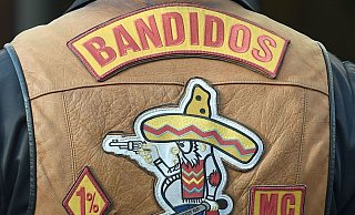 Ein Mann mit einer Biker-Kutte der Bandidos. - picture alliance / Caroline Seid (Symbolbild)