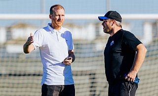 Sportchef Benjamin Weber (l.) erklärte am Freitag, dass der SCP in diesem Winter keine Leistungsträger abgeben will. Das freut vor allem Cheftrainer Lukas Kwasniok, der sich hier im Trainingslager in Spanien mit Weber unterhält. - Besim Mazhiqi
